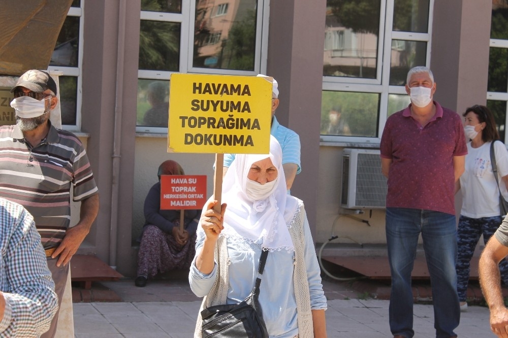 Sosyal mesafe cezası yediler, sosyal mesafeli eylem yaptılar