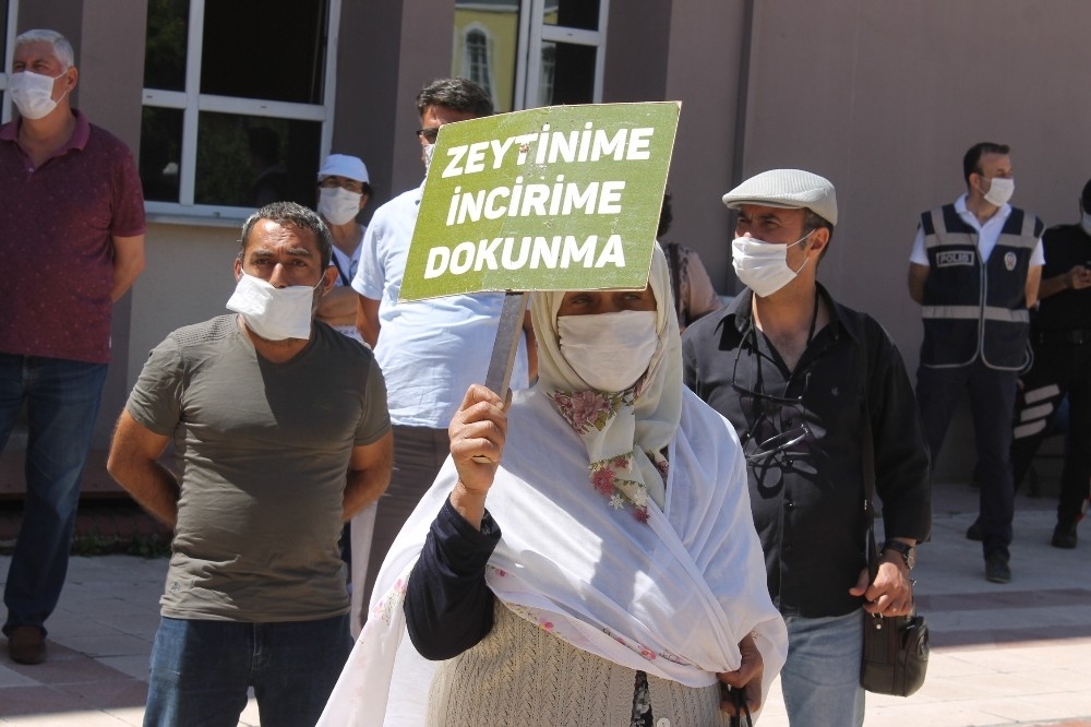 Sosyal mesafe cezası yediler, sosyal mesafeli eylem yaptılar