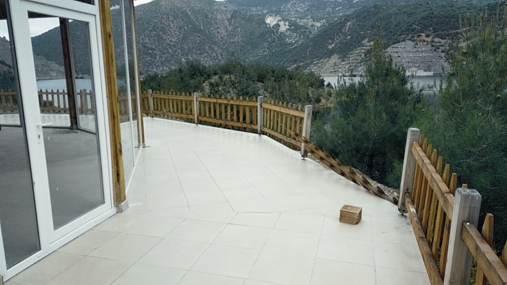 Turizm amaçlı kurulan tesis çürümeye terk edildi