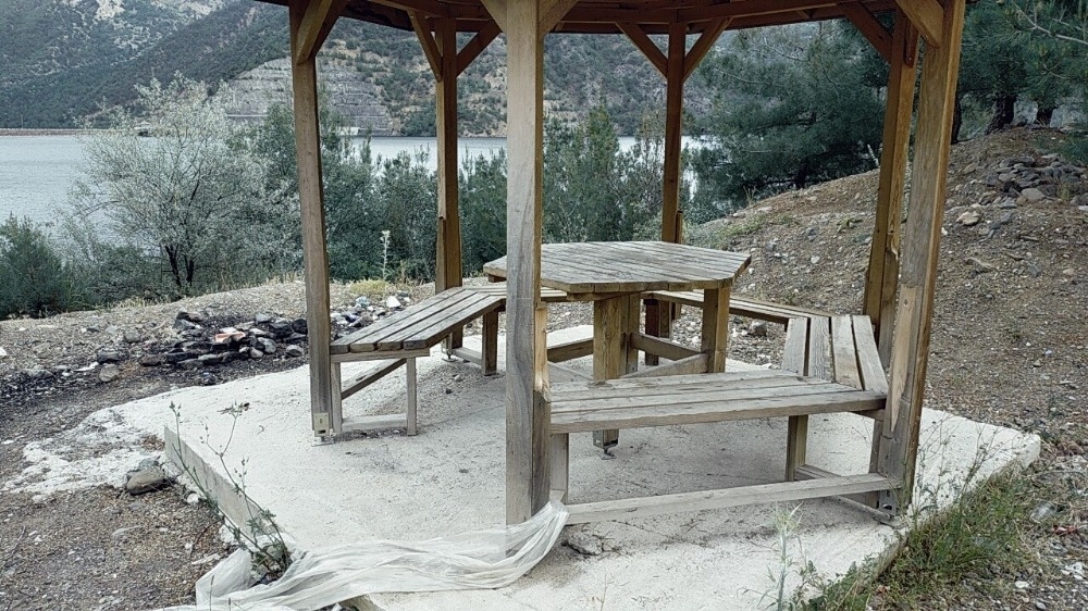 Turizm amaçlı kurulan tesis çürümeye terk edildi
