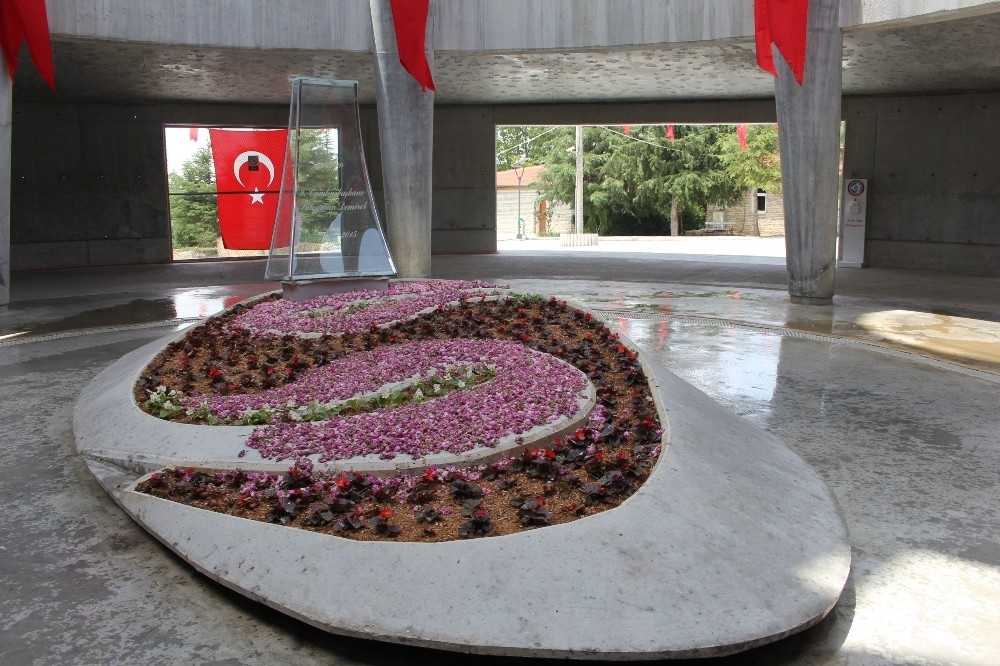 Türk siyasetinin babası, Babalar Günü'nde yalnız kaldı