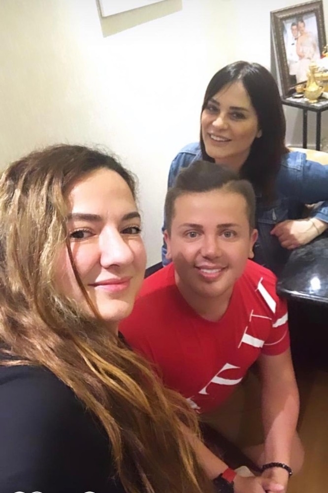 Ünlü şarkıcı Reyhan Karaca'nın burnu kırıldı