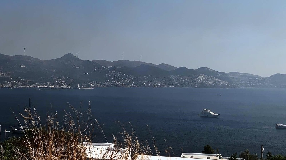 Ünlü tatil beldesi duman altında kaldı