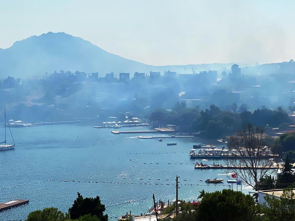 Ünlü tatil beldesi duman altında kaldı