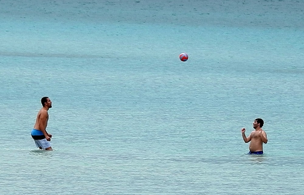 Ünlü tatil merkezi Çeşme'de yağmur öncesi deniz keyfi