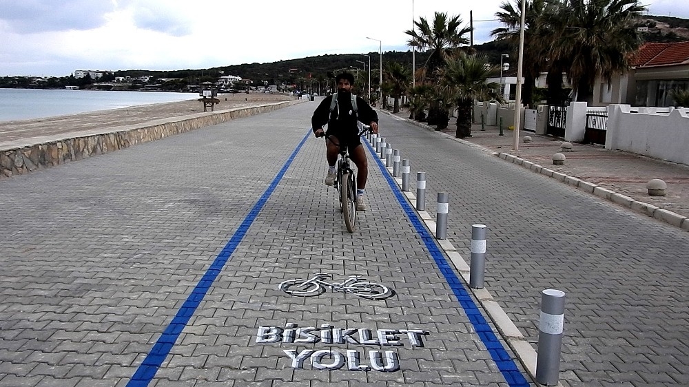 Ünlü tatil merkezi Çeşme'de yağmur öncesi deniz keyfi