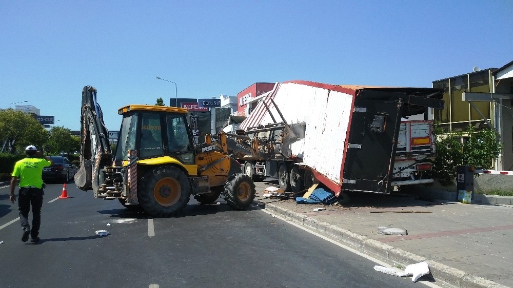 Üst geçidin yüksekliğini hesaplayamadı, trafiği felç etti