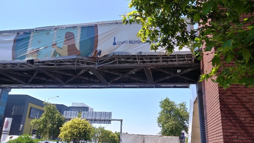 Üst geçidin yüksekliğini hesaplayamadı, trafiği felç etti