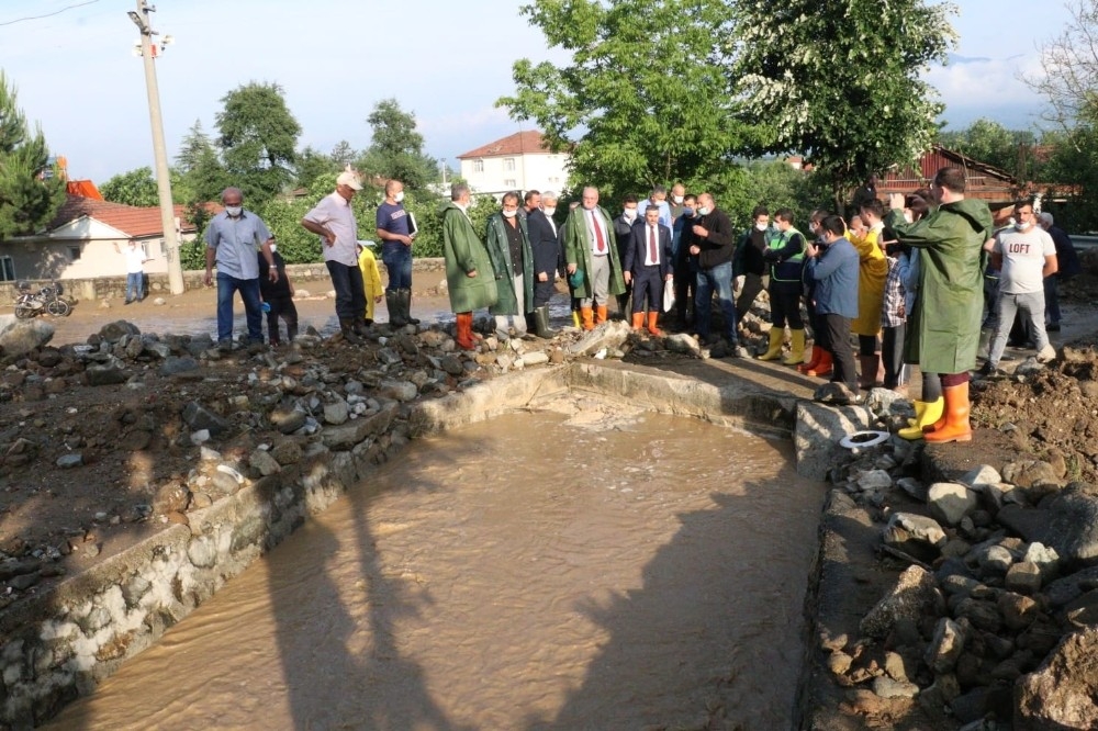 Vali Atay ayağının tozu ile sel bölgesine gitti