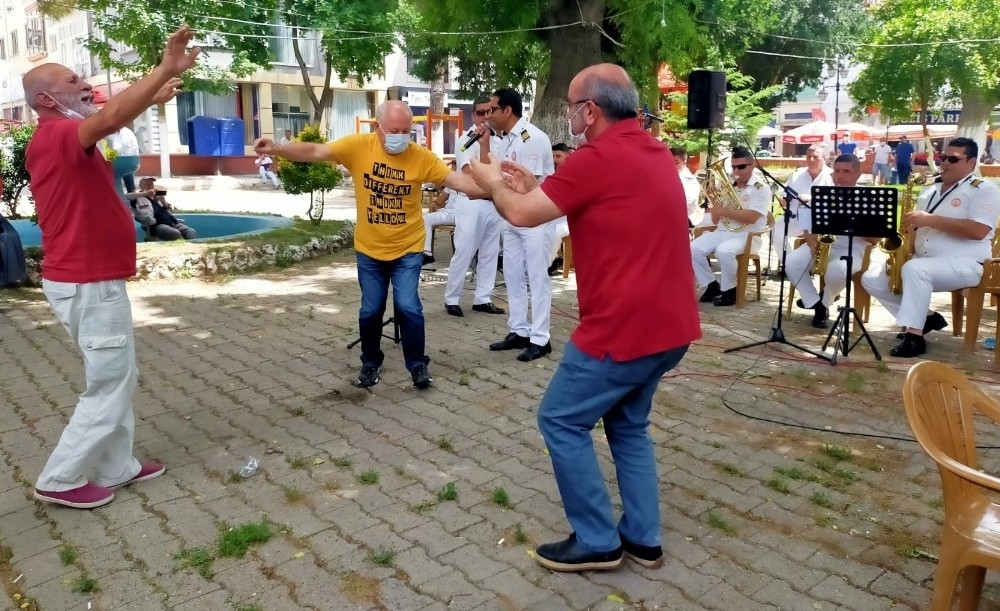 Yaşıtları eğlendi, o ise ekmek parası için simit sattı