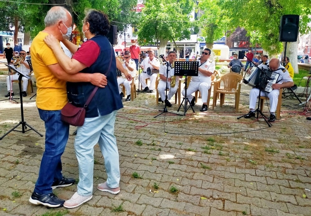 Yaşıtları eğlendi, o ise ekmek parası için simit sattı