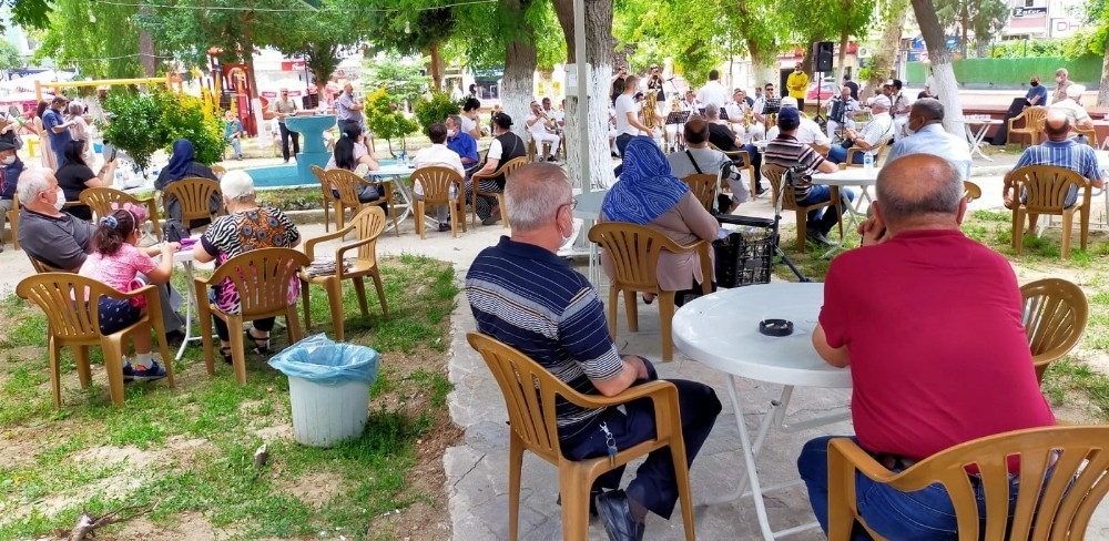 Yaşıtları eğlendi, o ise ekmek parası için simit sattı