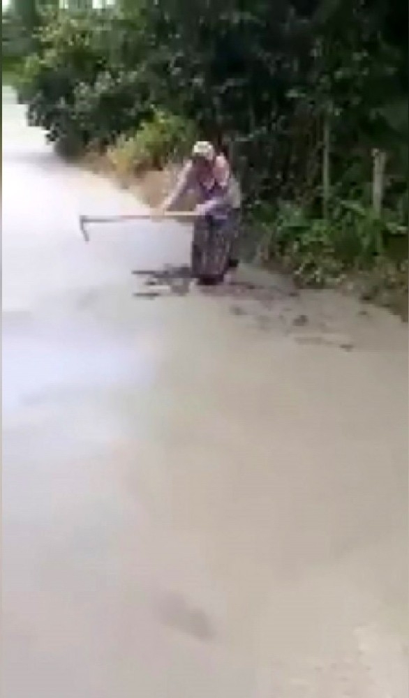 Yaşlı kadın yeni dökülen beton yolu kullanılamaz hale getirdi