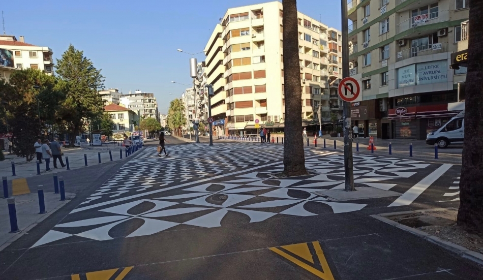 Alsancak'a sanat eseri gibi yaya geçidi