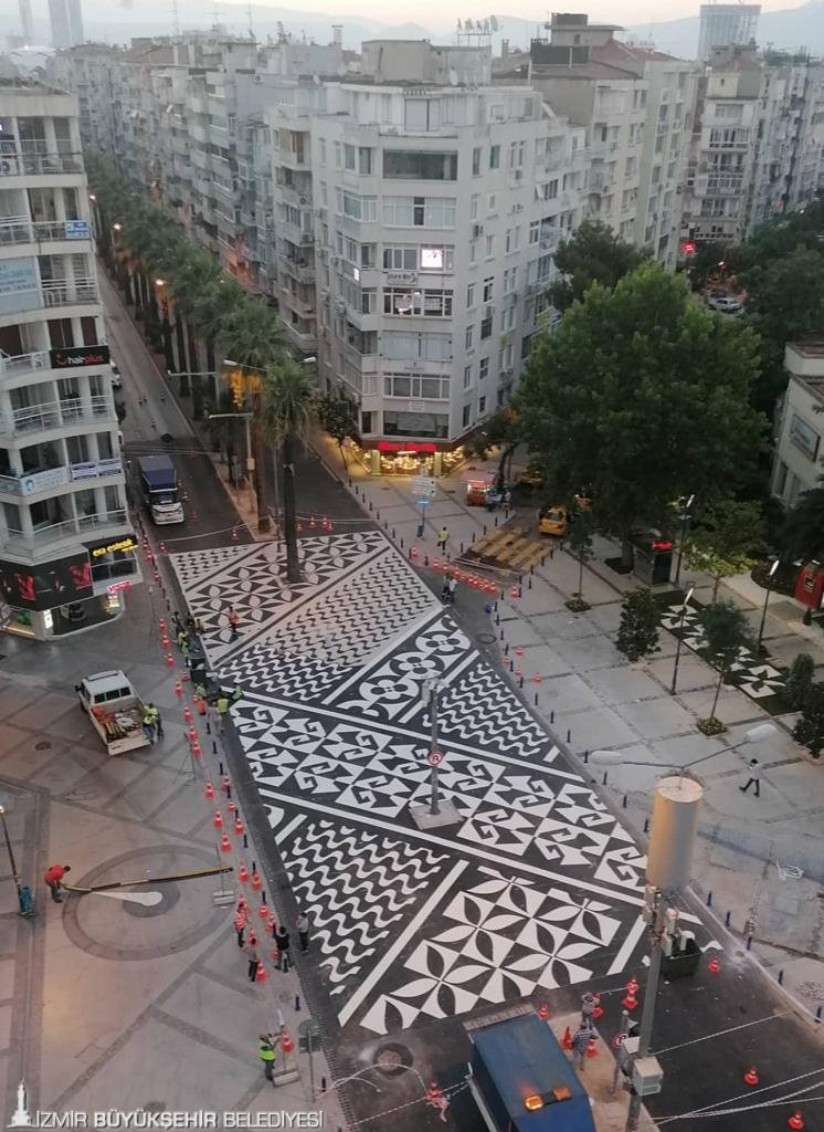 Alsancak'a sanat eseri gibi yaya geçidi
