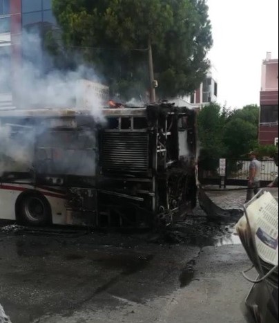 Belediye otobüsü cayır car yandı
