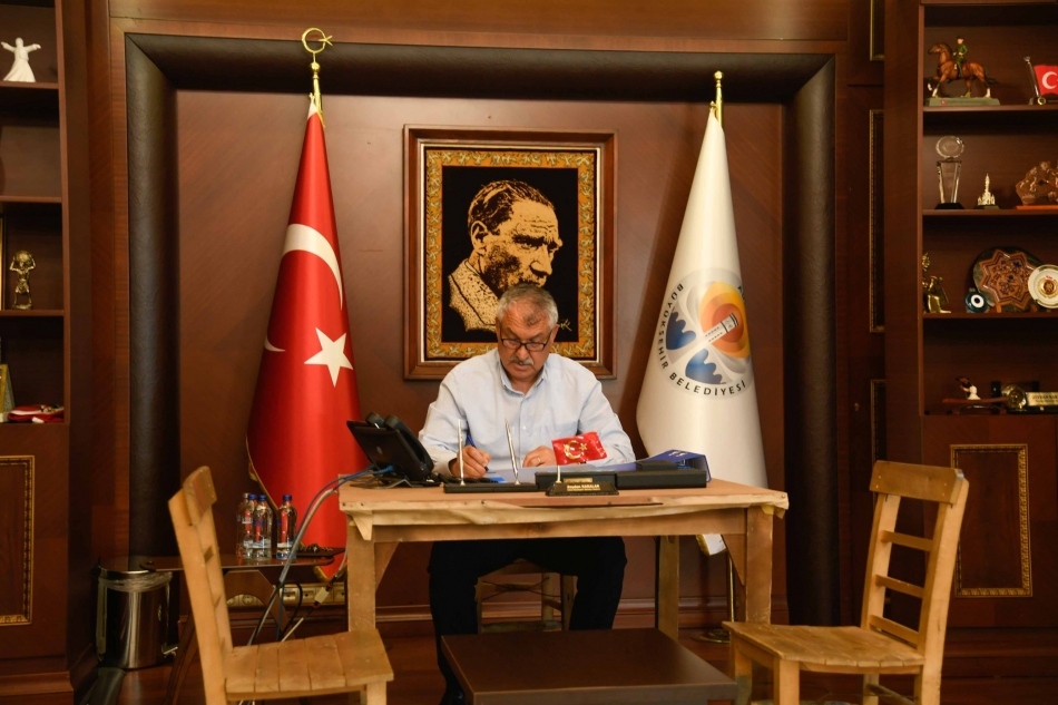 Başkan Karalar'a 'şov' suçlaması