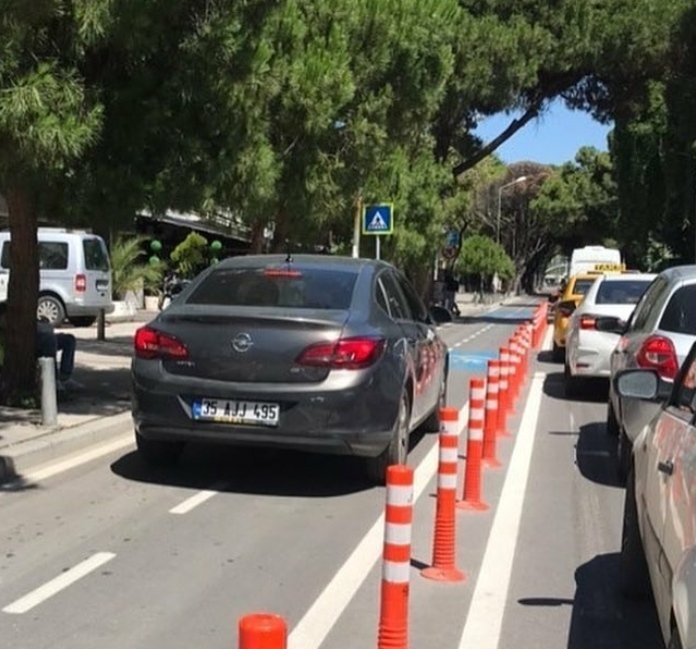 Bisiklet yolu diye yapıldı, arabalar kullanıyor