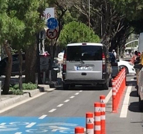 Bisiklet yolu diye yapıldı, arabalar kullanıyor