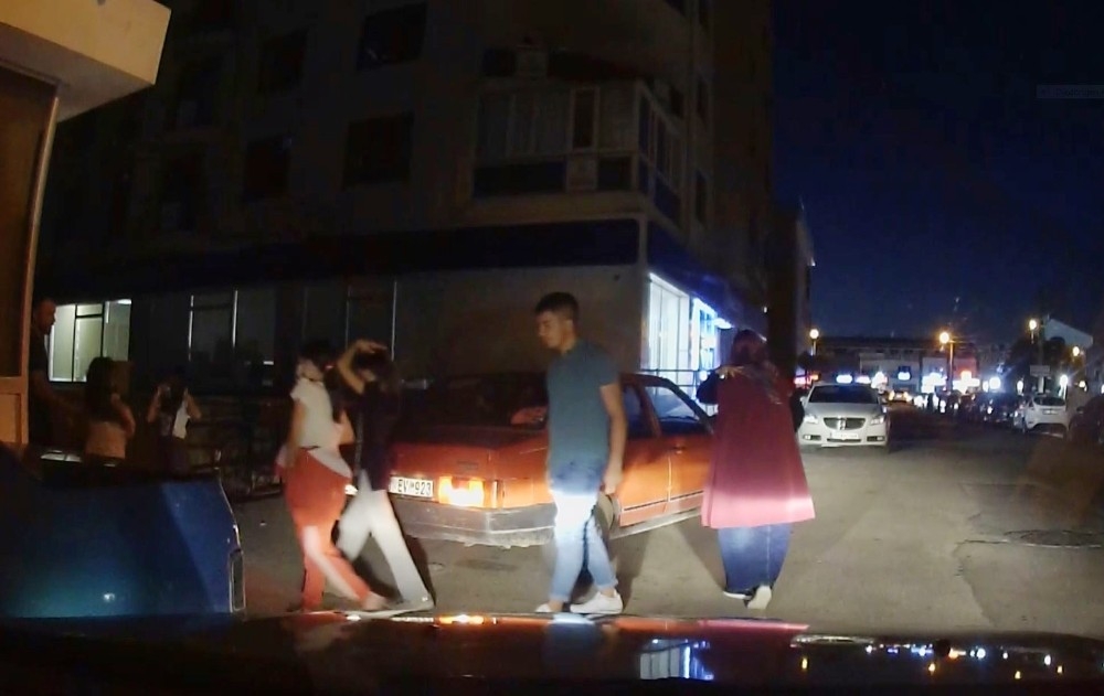 5 kişilik otomobilden 10 kişi çıktı