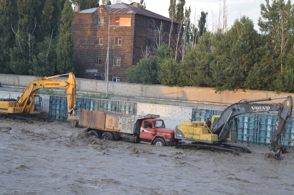 Ağrı'da sel felaketi: İşçiler kıl payı kurtuldu