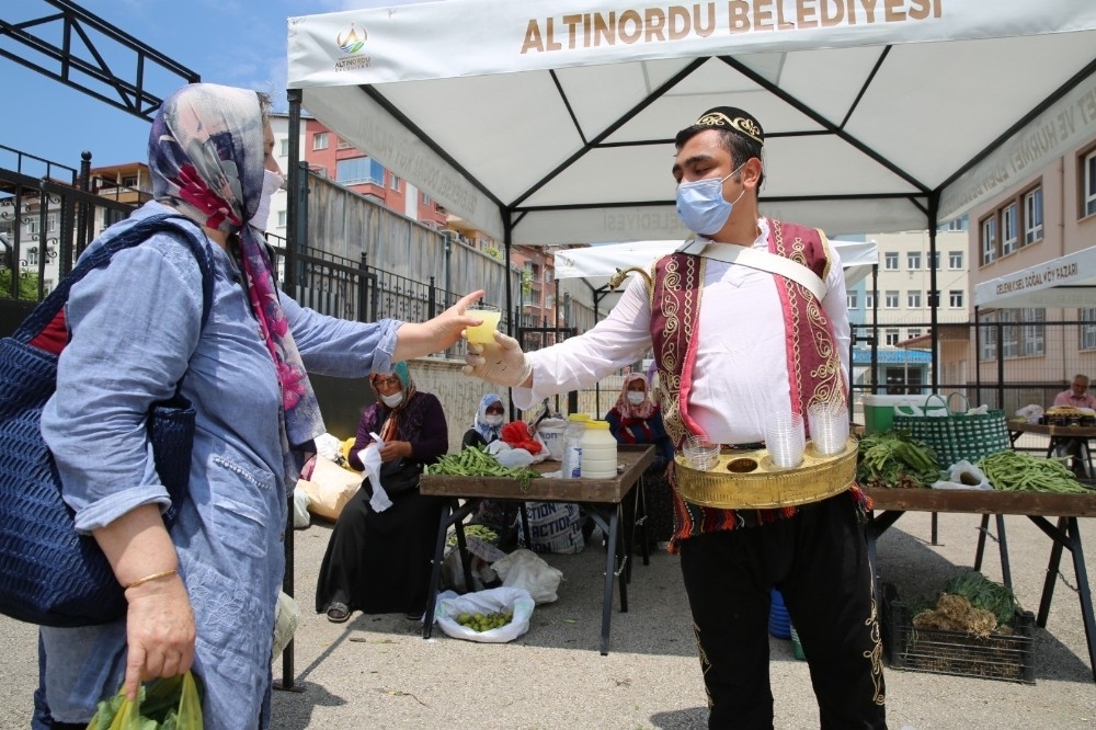 Altınordu'da pazara gelenlere limonata ikramı