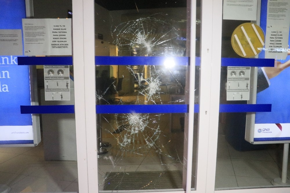 ATM kartını yuttu, bankanın camını tuzla buz etti
