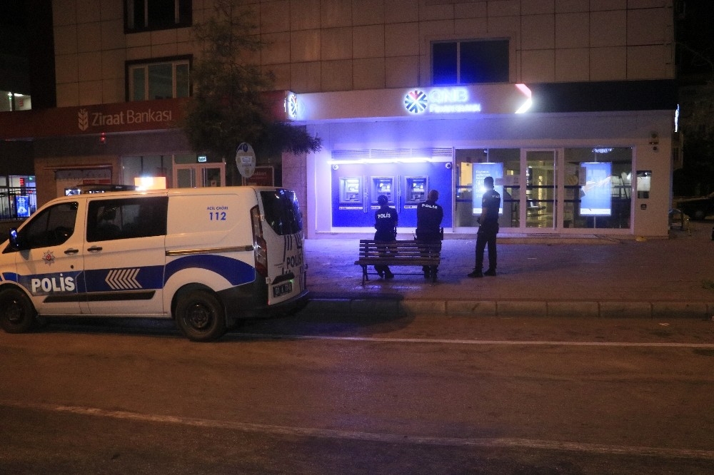 ATM kartını yuttu, bankanın camını tuzla buz etti