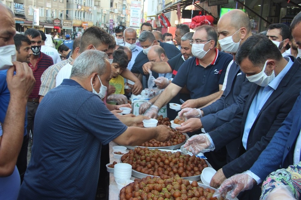 Ayasofya Caminin ibadete açılması nedeniyle lokma dağıtıldı