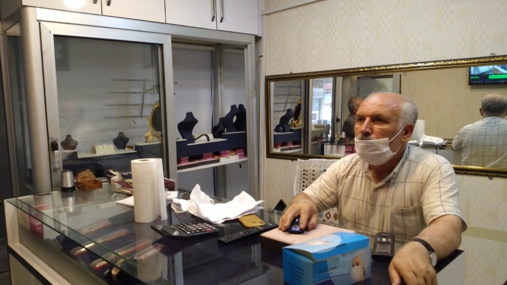 Aynı kuyumcuyu birkaç dakika arayla iki kez soydu