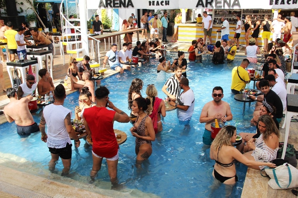 Bodrum'da sahiller doldu, trafik durma noktasına geldi