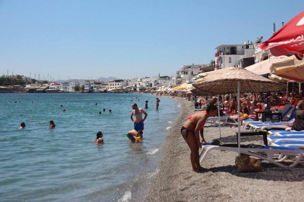 Bodrum'da sahiller doldu, trafik durma noktasına geldi