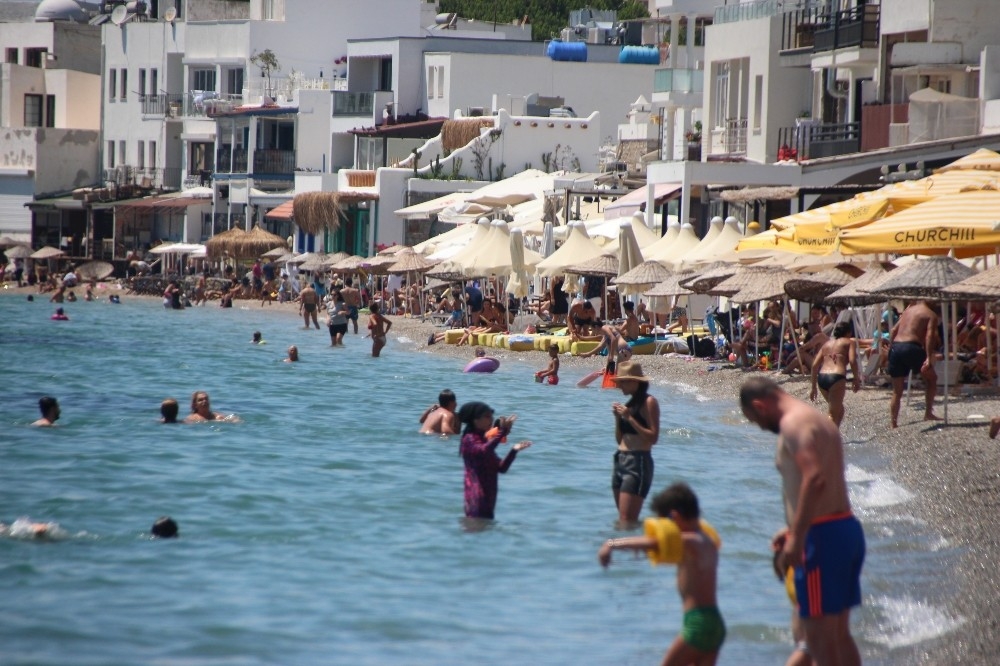Bodrum'da sahiller doldu, trafik durma noktasına geldi
