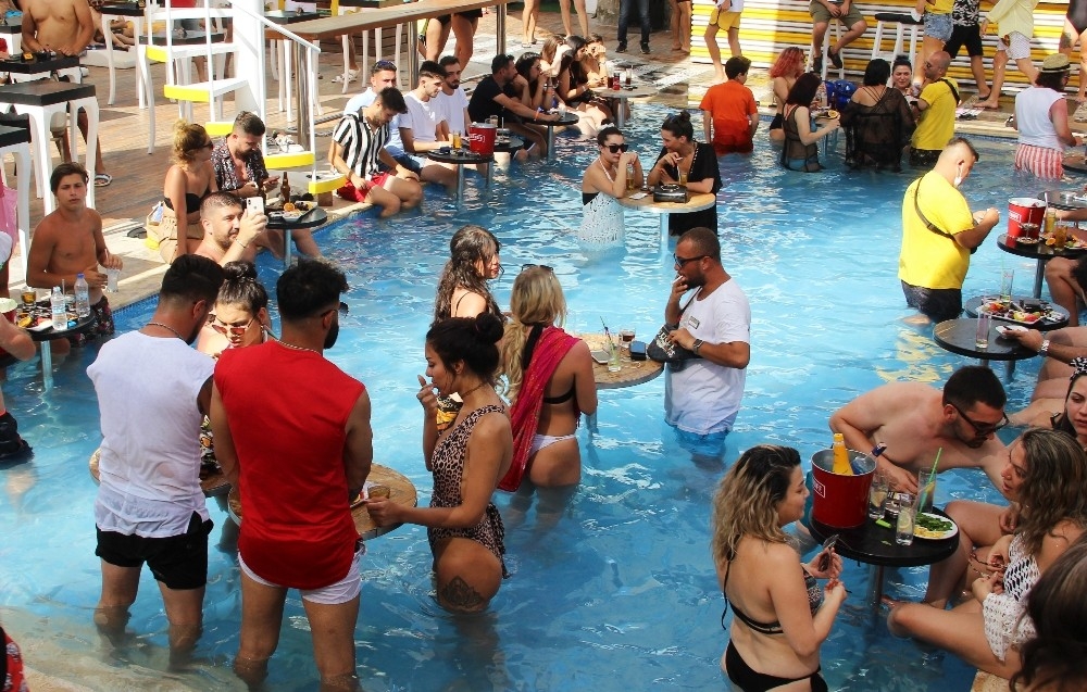 Bodrum'da sahiller doldu, trafik durma noktasına geldi