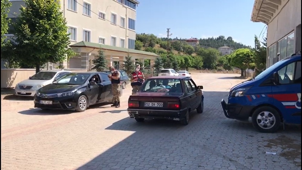 Bu köy kendi karantinasını kendi oluşturdu