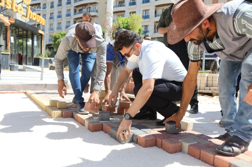Bu sokağa bakan bir daha bakıyor