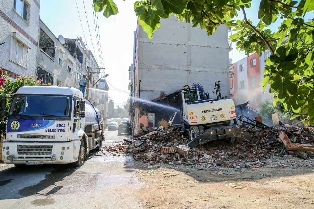 Buca'daki 'suç evi' yıkıldı