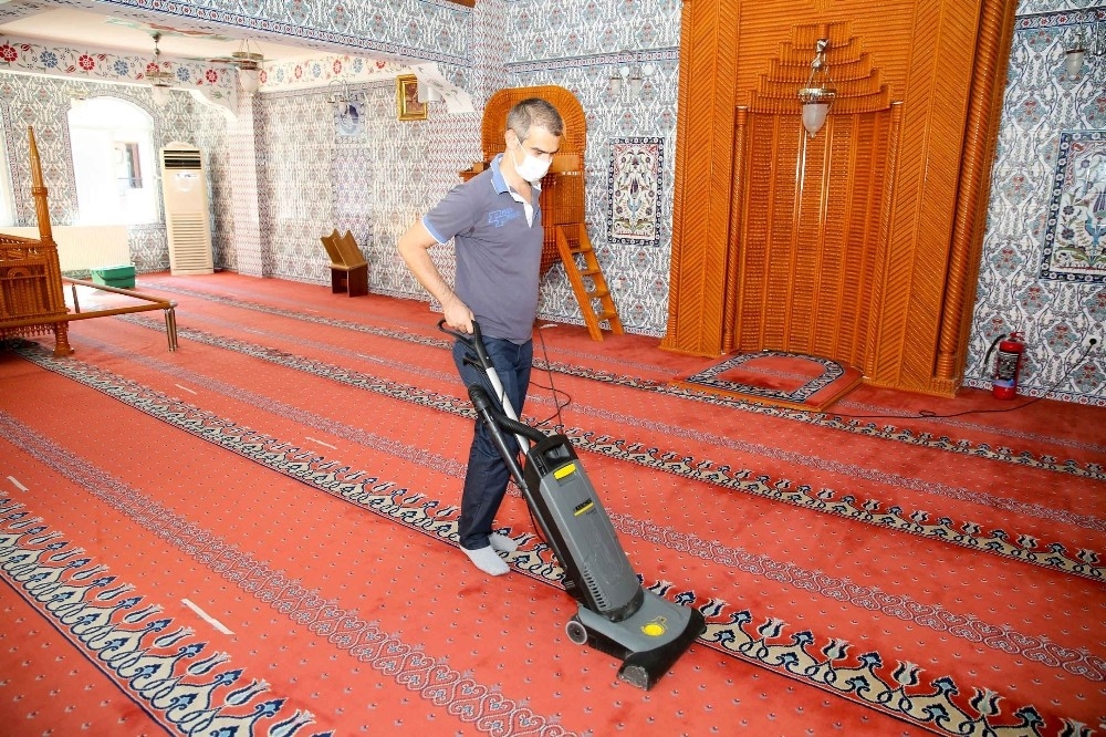Buca'nın camilerinde bayram temizliği