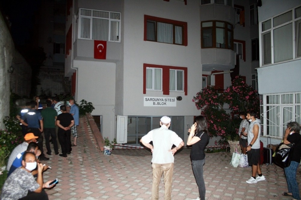 Bursa'da 9 katlı binanın kolonu patladı, vatandaşlar deprem oldu sandı