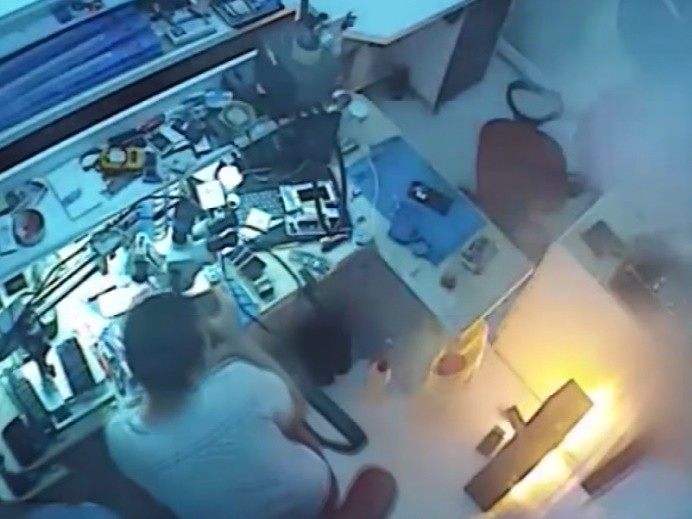 Cep telefonu bataryası bomba gibi patladı