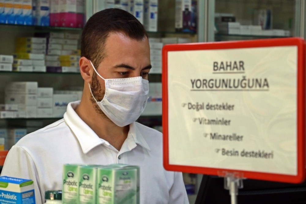 Covid-19 eczacıları da vurdu