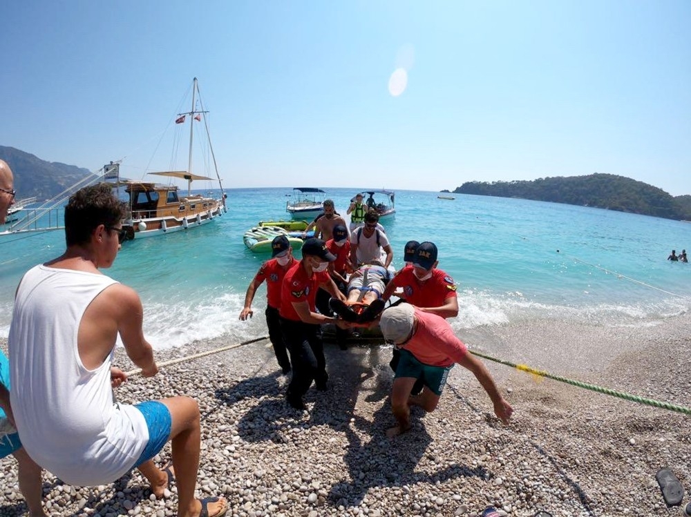 Denize düşen paraşüt pilotu ağır yaralandı