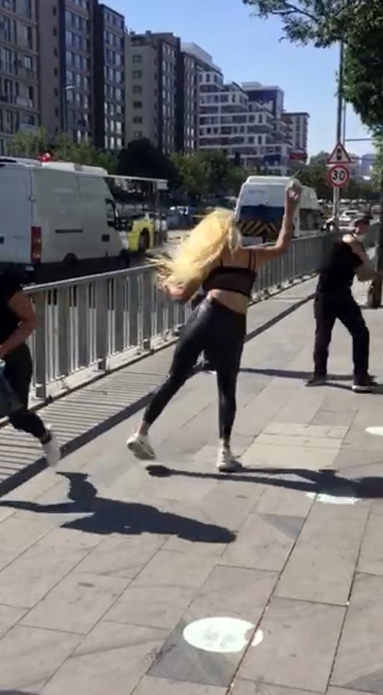 Dört kadın yol ortasında bir adamı tekme tokat dövdü