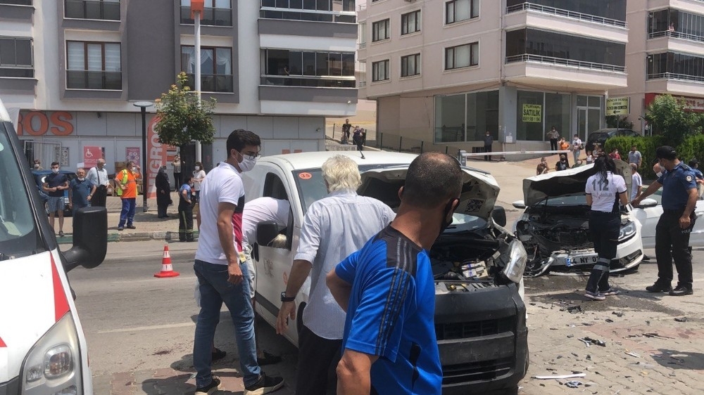 Düğün çekimine giden damat kazada yaralandı