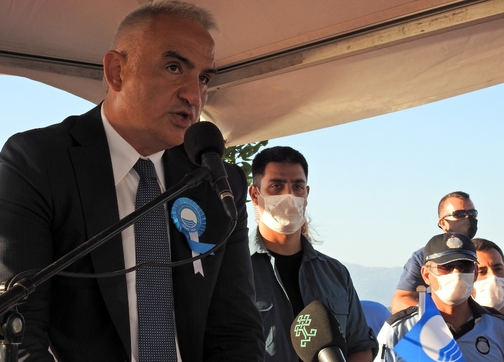 Dünyaca ünlü Ilıca Plajı'na Mavi Bayrak çekildi