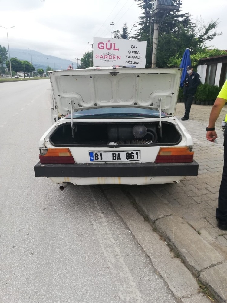 Ehliyetsiz sürücüyü ikiz plaka ele verdi