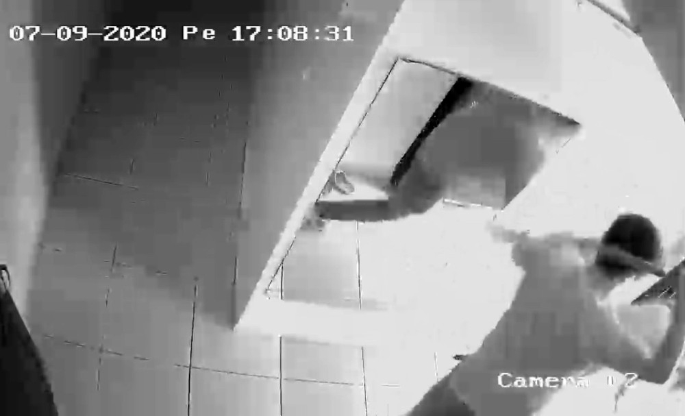 Evine girdiği kadını öldüresiye dövdü