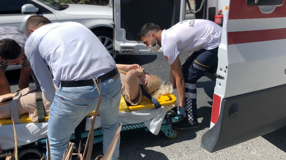Gaz ile freni karıştıran sürücü dükkana daldı