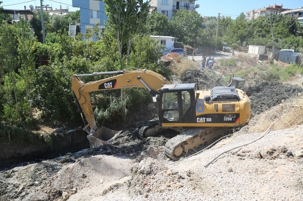 Gaziemir'de dereye akan kanalizasyon sorunu çözülüyor