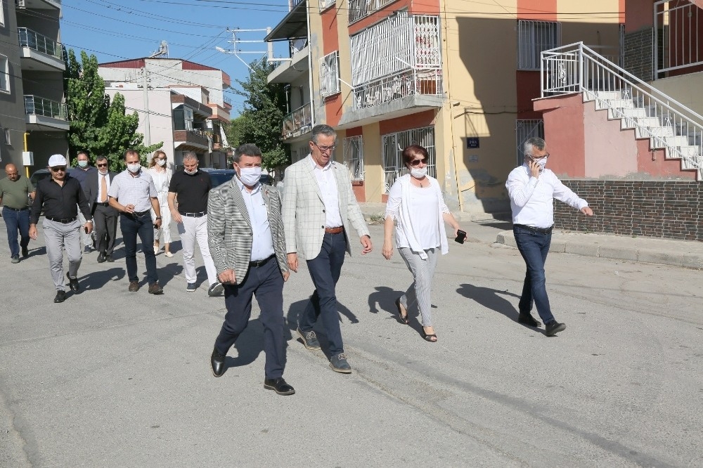 Gaziemir'de dereye akan kanalizasyon sorunu çözülüyor